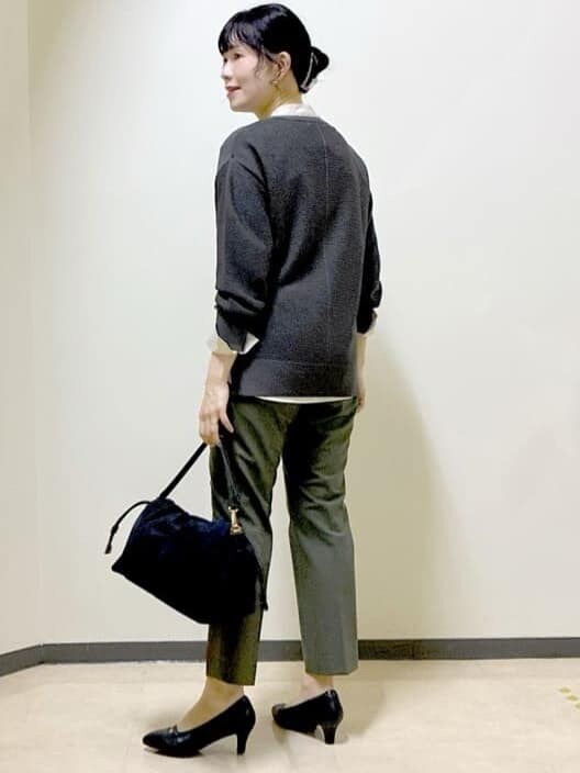 グレー系のニット/セーター、ベージュ系のシャツ/ブラウス、グリーン系のその他パンツを着用したレディースの秋コーディネートの4枚目の写真