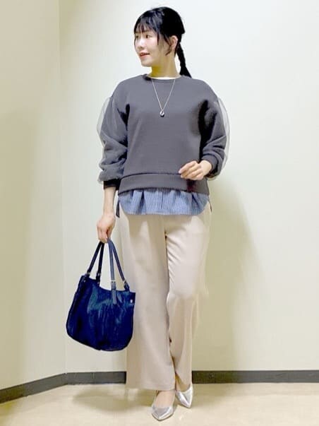 ベージュ系のその他パンツ、ブルー系のTシャツ/カットソー、ブルー系のその他パンツを着用したレディースの春コーディネートの6枚目の写真