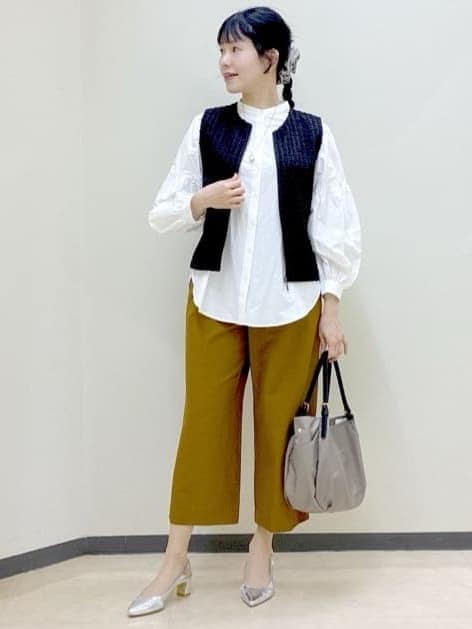ブラック系のベスト、ホワイト系のシャツ/ブラウス、イエロー系のその他パンツを着用したレディースの春コーディネートの8枚目の写真