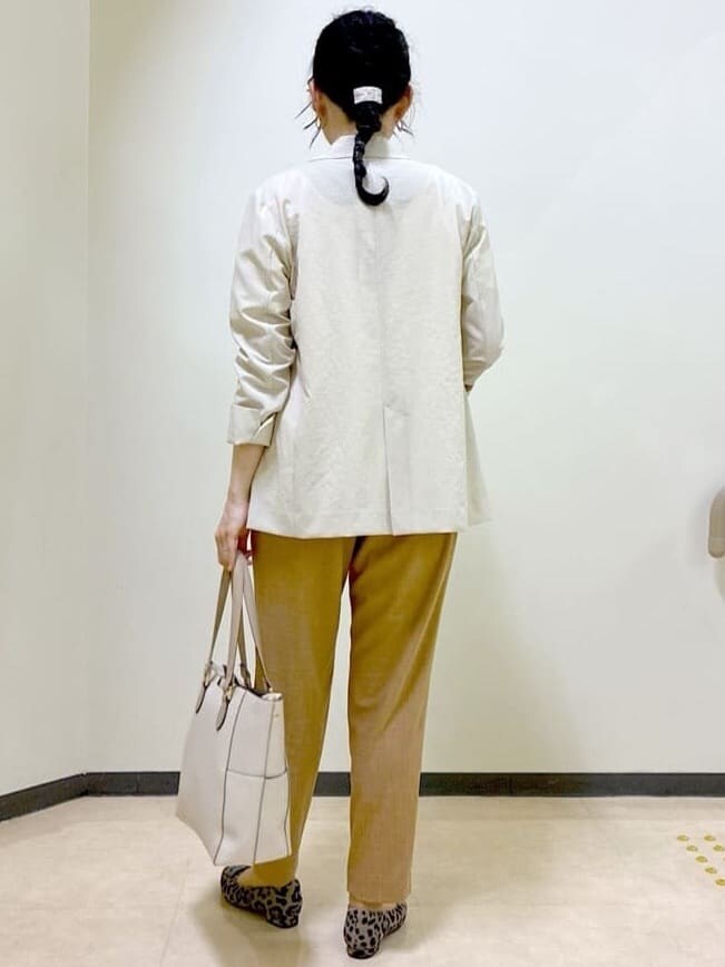 ベージュ系のテーラードジャケット、ホワイト系のTシャツ/カットソー、イエロー系のその他パンツを着用したレディースの秋コーディネートの3枚目の写真
