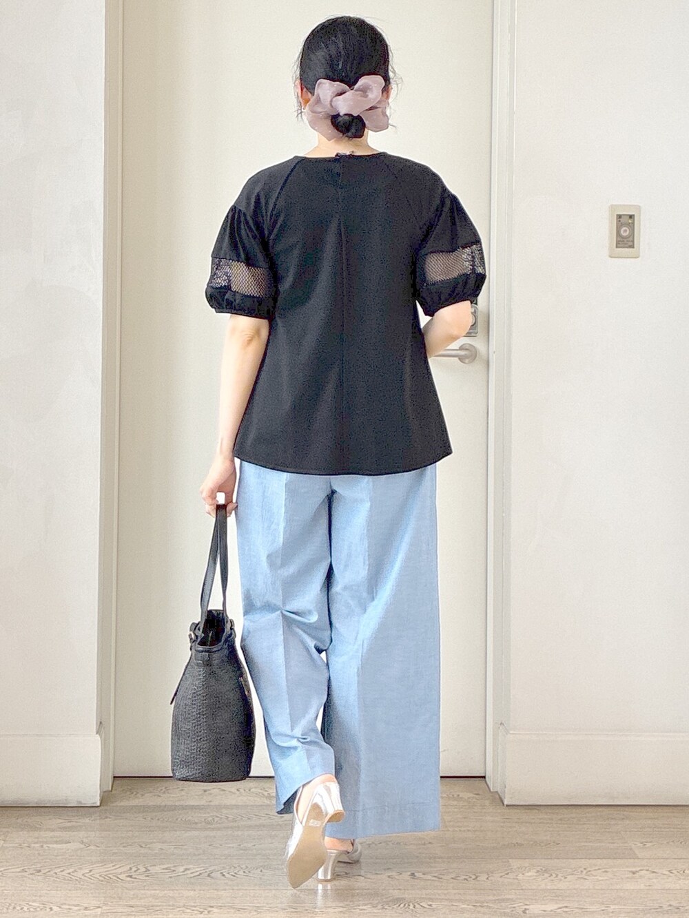 ブラック系のTシャツ/カットソー、ブルー系のその他パンツ、ブラック系のトートバッグを着用したレディースの夏コーディネートの3枚目の写真
