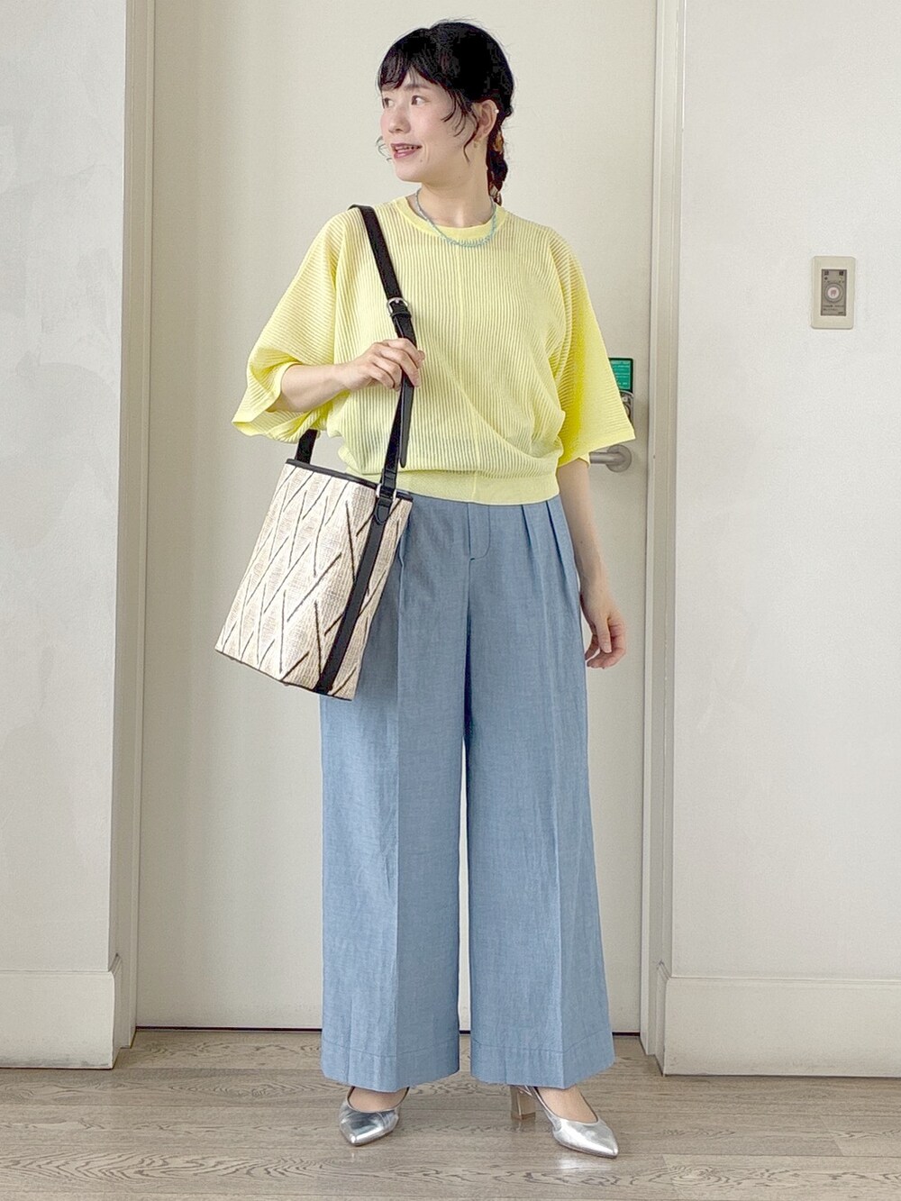 ブルー系のその他パンツ、ベージュ系のショルダーバッグ、イエロー系のニット/セーターを着用したレディースの春コーディネートの8枚目の写真
