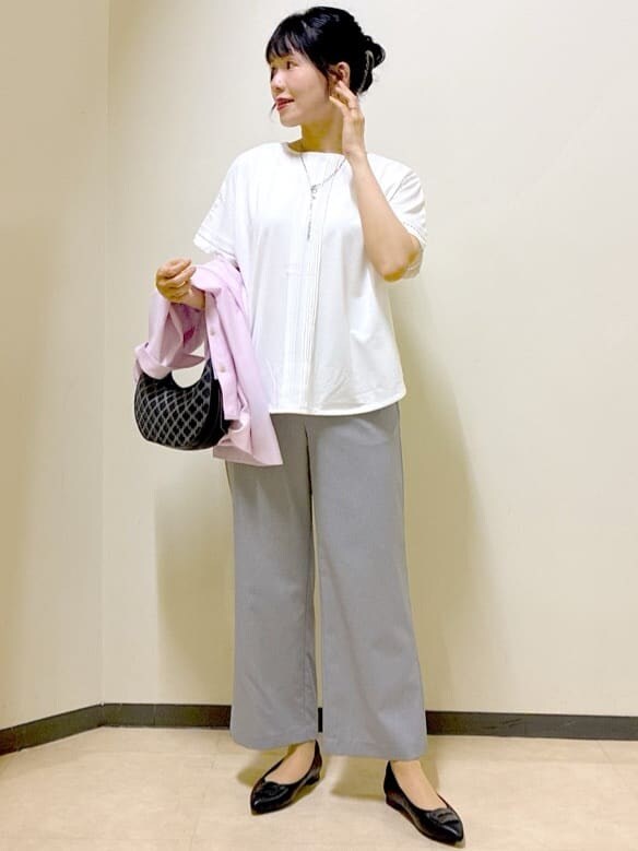 ホワイト系のTシャツ/カットソー、グレー系のその他パンツ、ピンク系のシャツ/ブラウスを着用したレディースの秋コーディネートの5枚目の写真