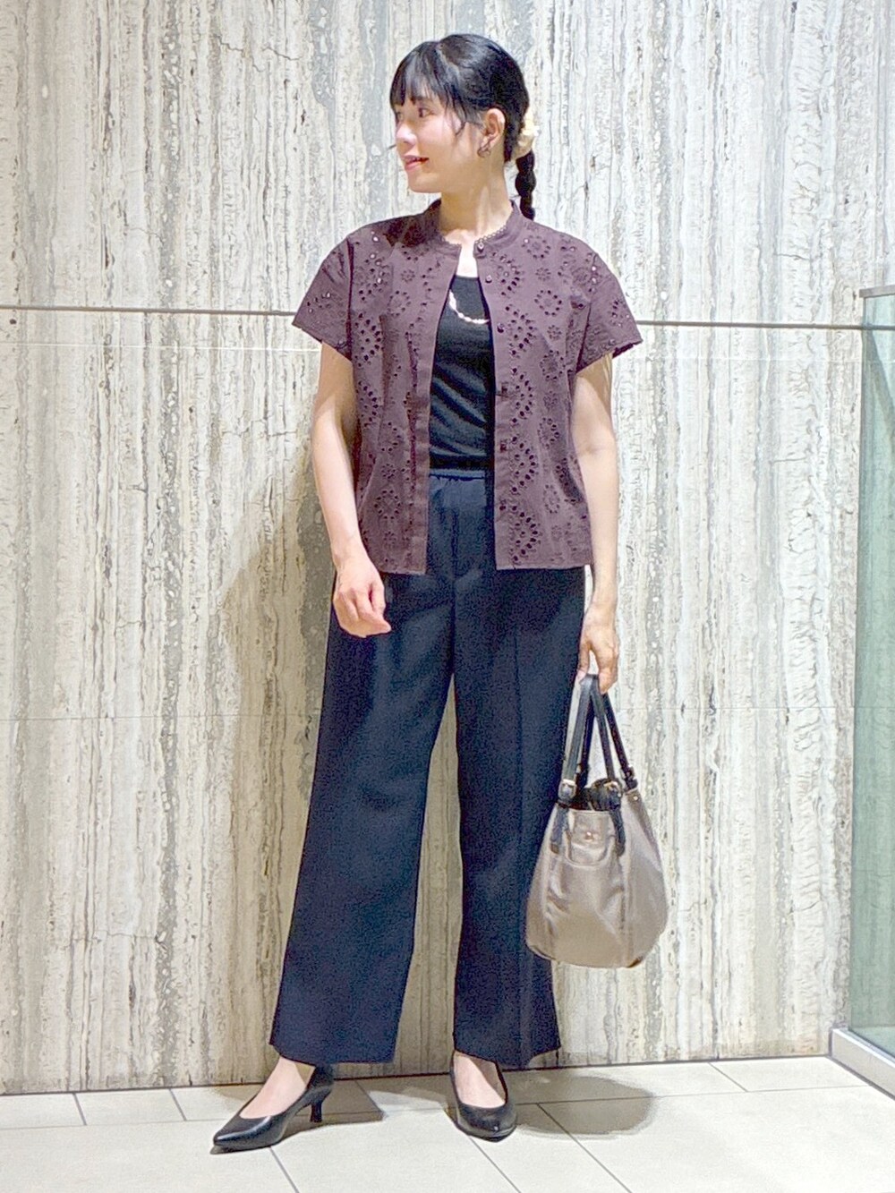 ブラウン系のシャツ/ブラウス、ホワイト系のシャツ/ブラウス、イエロー系のシャツ/ブラウスを着用したレディースの秋コーディネートの8枚目の写真