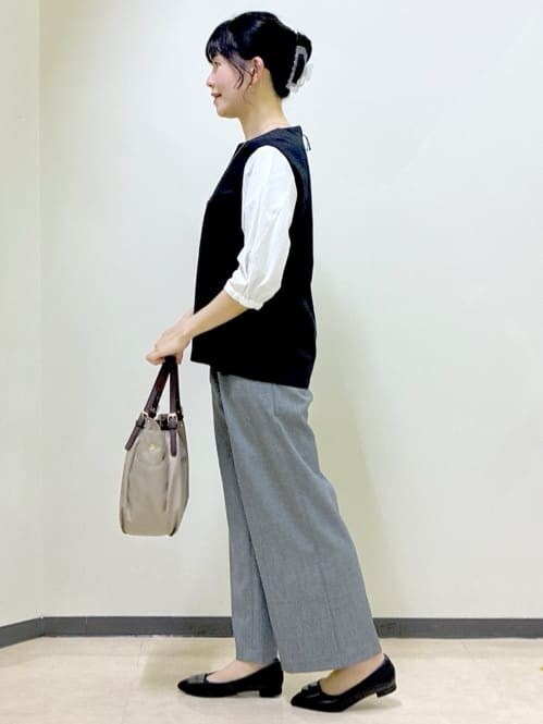ブラック系のTシャツ/カットソー、グレー系のその他パンツ、グリーン系のその他パンツを着用したレディースの秋コーディネートの2枚目の写真