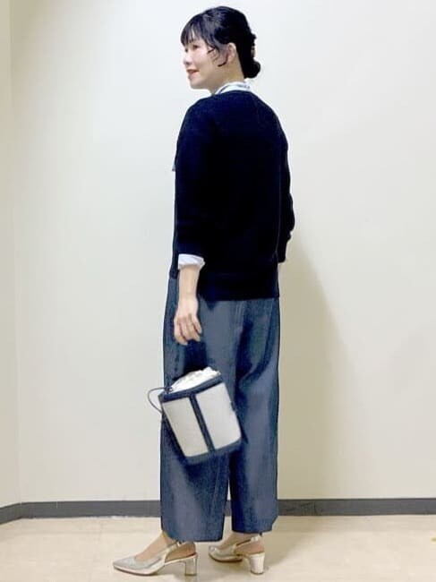 ブラック系のニット/セーター、ブルー系のシャツ/ブラウス、ブルー系のその他パンツを着用したレディースの冬コーディネートの4枚目の写真