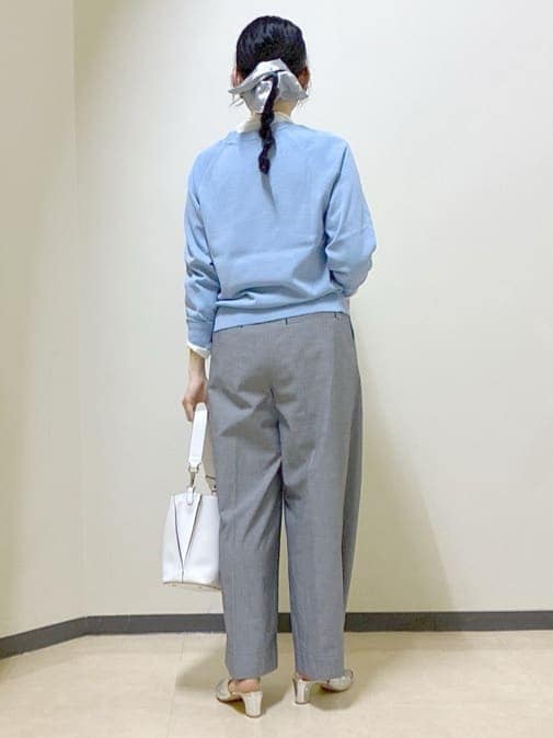ブラック系のその他パンツ、ブルー系のカーディガン/ボレロ、ピンク系のニット/セーターを着用したレディースの冬コーディネートの3枚目の写真