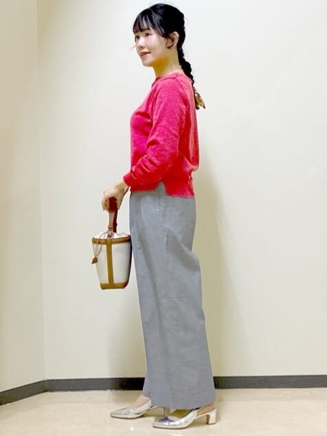 ブラック系のその他パンツ、ブラック系のステンカラーコート、ピンク系のニット/セーターを着用したレディースの冬コーディネートの9枚目の写真