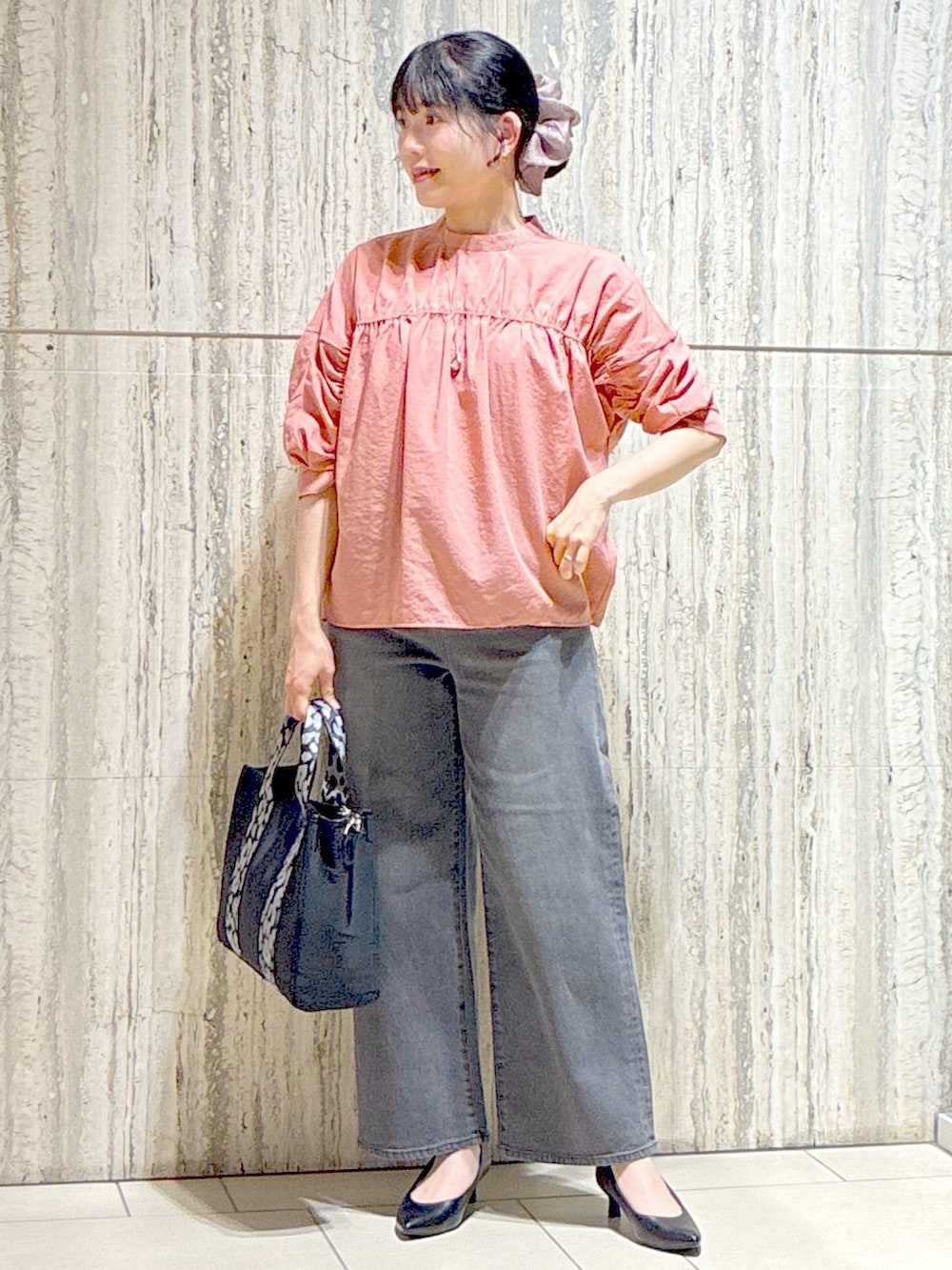 ピンク系のシャツ/ブラウス、ホワイト系のシャツ/ブラウス、ブラック系のデニムパンツを着用したレディースの秋コーディネートの9枚目の写真