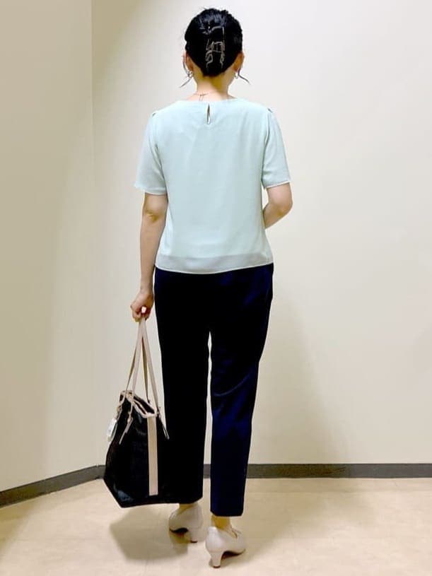 グリーン系のシャツ/ブラウス、ブルー系のその他パンツ、グレー系のカーディガン/ボレロを着用したレディースの夏コーディネートの3枚目の写真