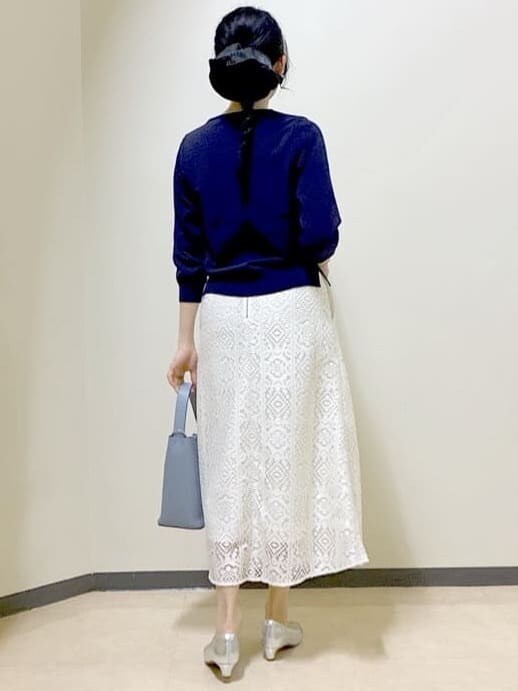 ホワイト系のスカート、グレー系のパーカー、シルバー系のパンプスを着用したレディースの春コーディネートの3枚目の写真