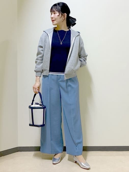 ブルー系のニット/セーター、ブルー系のその他パンツ、グレー系のパーカーを着用したレディースの春コーディネートの9枚目の写真