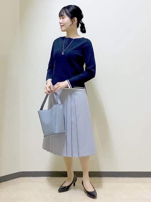 ブルー系のニット/セーター、グレー系のその他パンツ、ブルー系のショルダーバッグを着用したレディースの春コーディネートの7枚目の写真