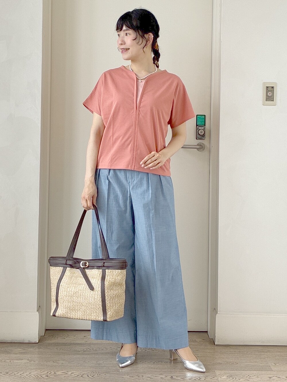 ブルー系のその他パンツ、ピンク系のTシャツ/カットソー、イエロー系のトートバッグを着用したレディースの春コーディネートの7枚目の写真
