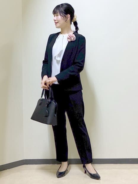 ブラック系のノーカラージャケット、ブラック系のその他パンツ、グレー系のシャツ/ブラウスを着用したレディースの冬コーディネートの5枚目の写真