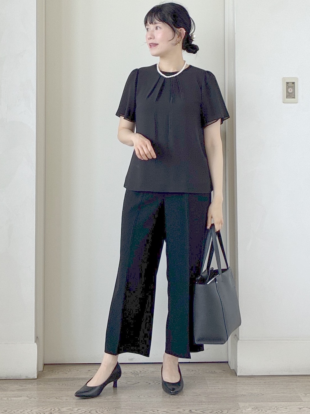 ブラック系のシャツ/ブラウス、ブラック系のその他パンツ、グレー系のテーラードジャケットを着用したレディースの夏コーディネートの7枚目の写真