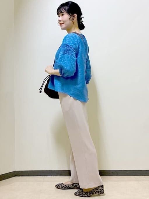 ブルー系のシャツ/ブラウス、ベージュ系のその他パンツ、ブラウン系のショルダーバッグを着用したレディースの秋コーディネートの2枚目の写真