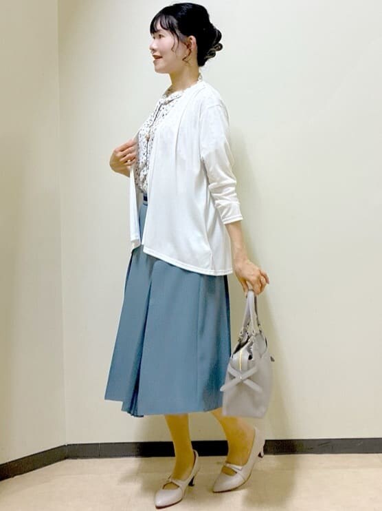 ホワイト系のカーディガン/ボレロ、ホワイト系のシャツ/ブラウス、ブルー系のスカートを着用したレディースの春コーディネートの5枚目の写真
