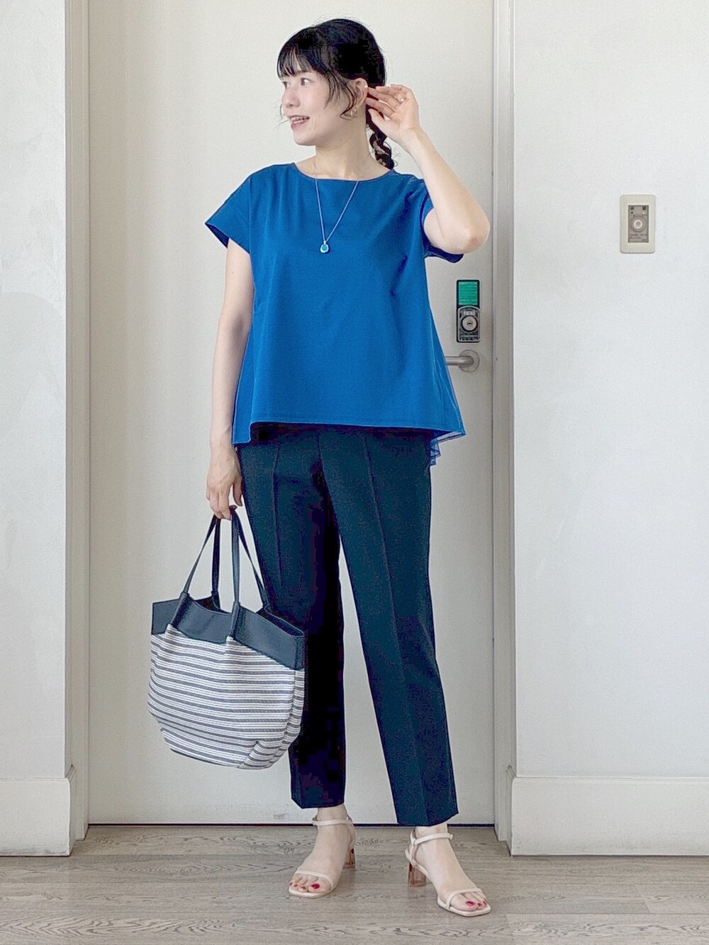 ブルー系のチュニック、ブルー系のその他パンツ、ホワイト系のカーディガン/ボレロを着用したレディースの夏コーディネートの5枚目の写真