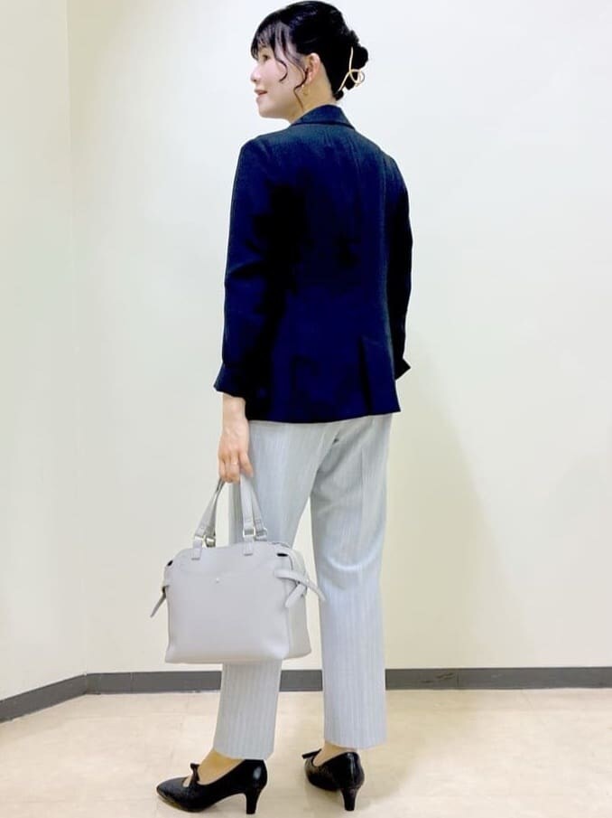 ブルー系のシャツ/ブラウス、ブルー系のテーラードジャケット、グレー系のその他パンツを着用したレディースの夏コーディネートの9枚目の写真