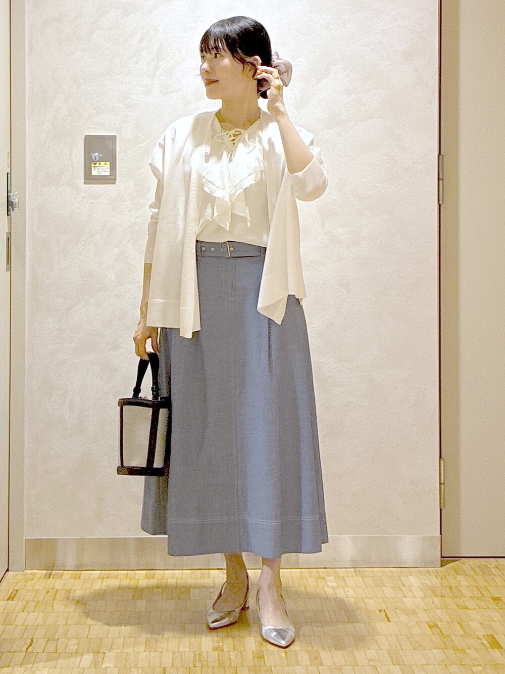 ホワイト系のカーディガン/ボレロ、ホワイト系のシャツ/ブラウス、ブルー系のスカートを着用したレディースの夏コーディネートの9枚目の写真