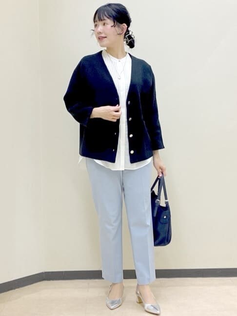 ホワイト系のシャツ/ブラウス、ブルー系のシャツ/ブラウス、ブルー系のその他パンツを着用したレディースの春コーディネートの5枚目の写真