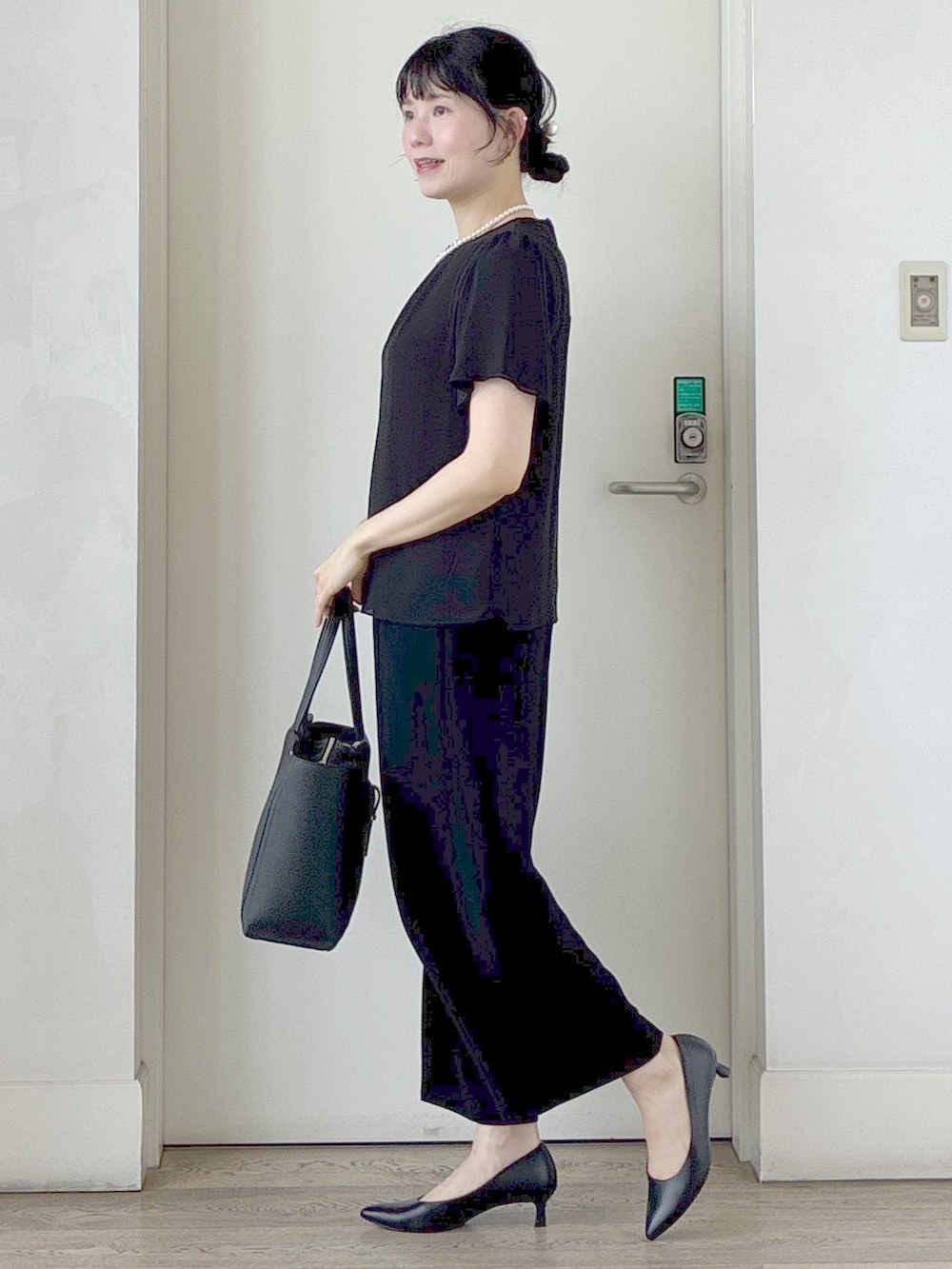 ブラック系のシャツ/ブラウス、ブラック系のその他パンツ、グレー系のテーラードジャケットを着用したレディースの夏コーディネートの2枚目の写真
