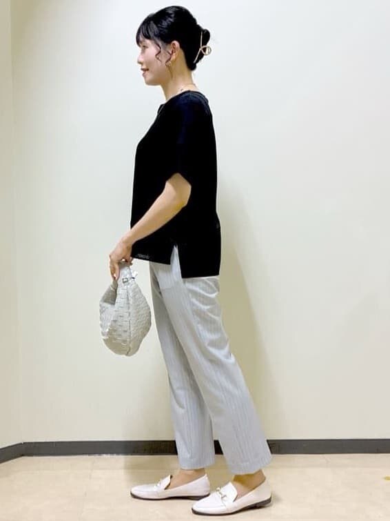 ブラック系のTシャツ/カットソー、グレー系のその他パンツ、イエロー系のその他パンツを着用したレディースの夏コーディネートの2枚目の写真