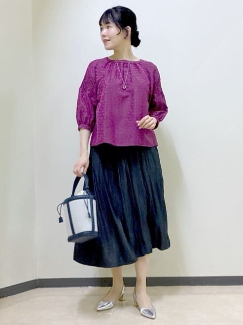 ピンク系のシャツ/ブラウス、グレー系のその他パンツ、ブルー系のショルダーバッグを着用したレディースの冬コーディネートの5枚目の写真