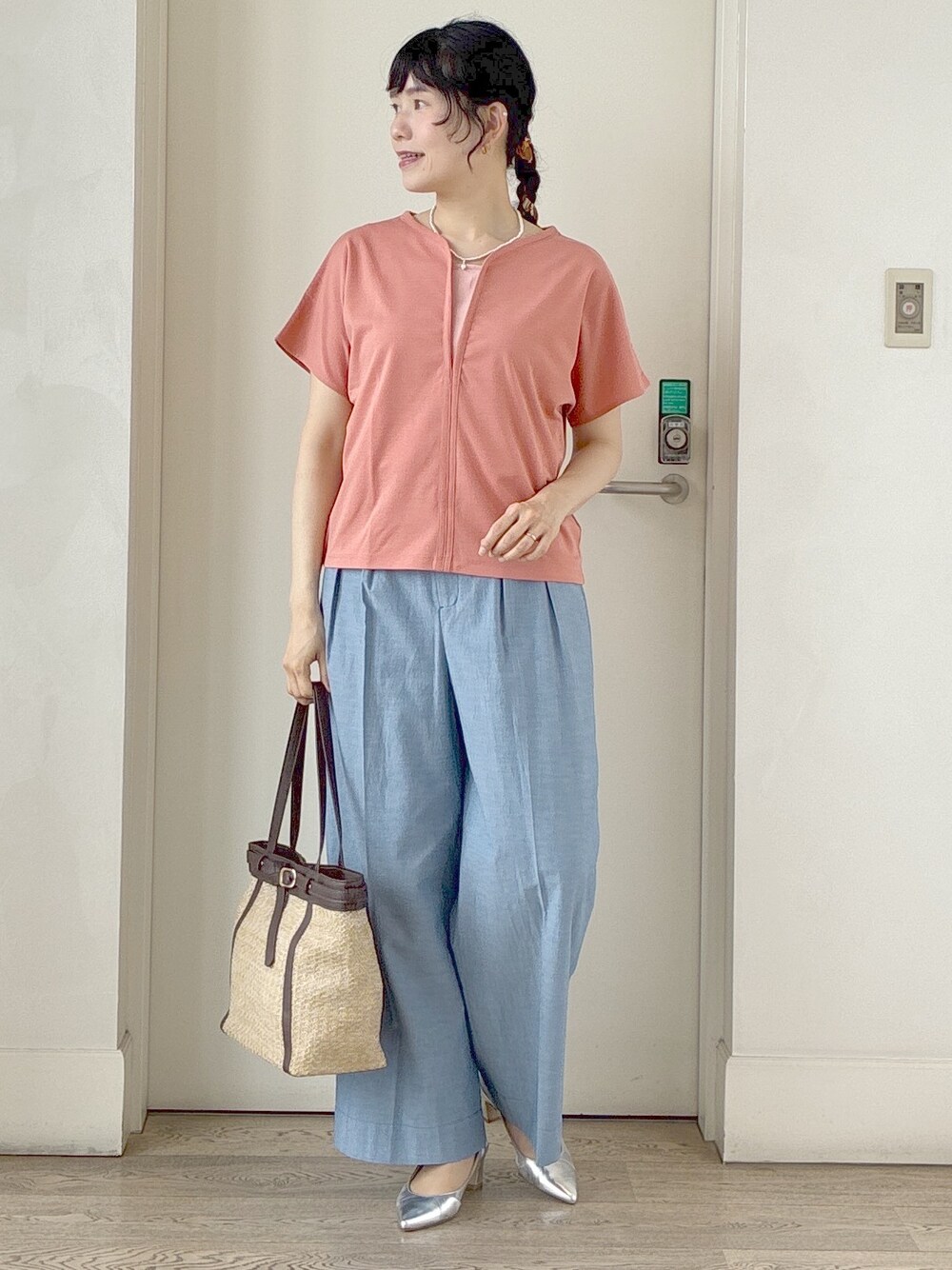 ブルー系のその他パンツ、ピンク系のTシャツ/カットソー、イエロー系のトートバッグを着用したレディースの春コーディネートの6枚目の写真