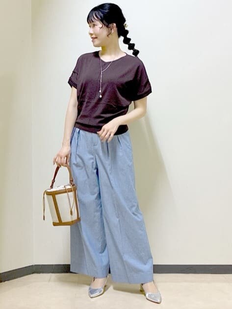グレー系のブルゾン、ブラウン系のニット/セーター、ブルー系のその他パンツを着用したレディースの春コーディネートの9枚目の写真