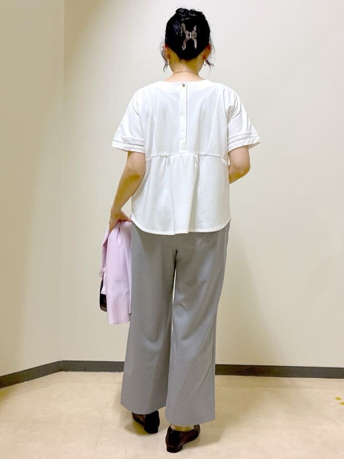 ホワイト系のTシャツ/カットソー、グレー系のその他パンツ、ピンク系のシャツ/ブラウスを着用したレディースの秋コーディネートの3枚目の写真
