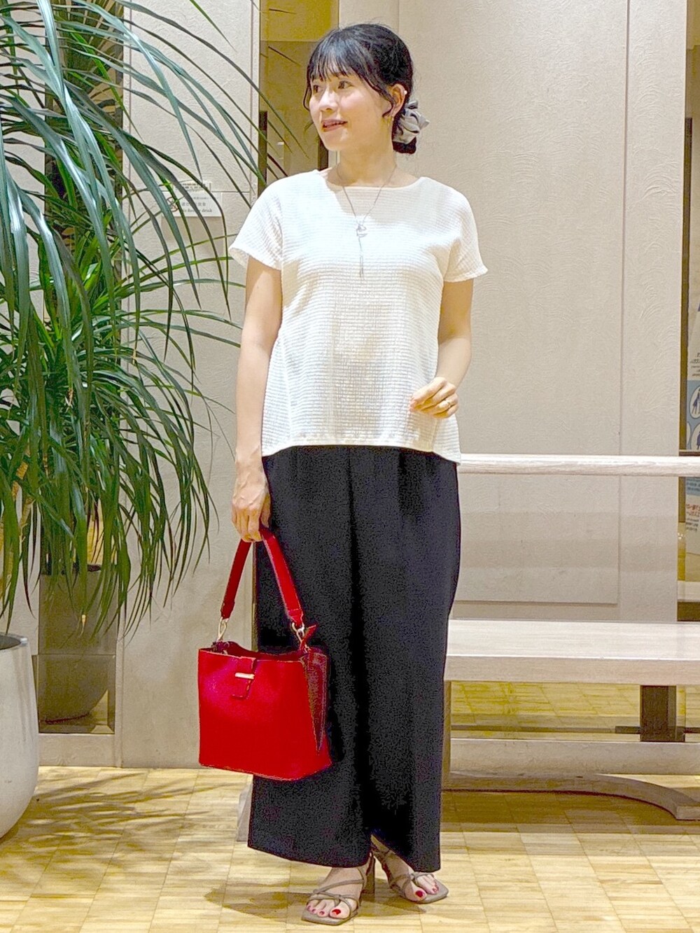 ホワイト系のTシャツ/カットソー、ブルー系のその他パンツ、レッド系のトートバッグを着用したレディースの夏コーディネートの8枚目の写真