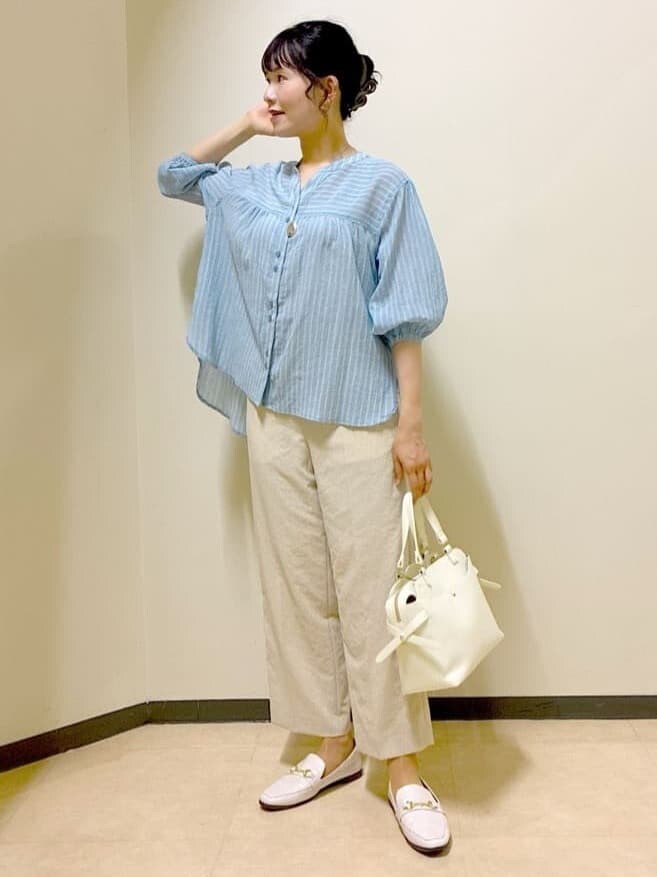 ブルー系のシャツ/ブラウス、ベージュ系のその他パンツ、ホワイト系のTシャツ/カットソーを着用したレディースの夏コーディネートの8枚目の写真