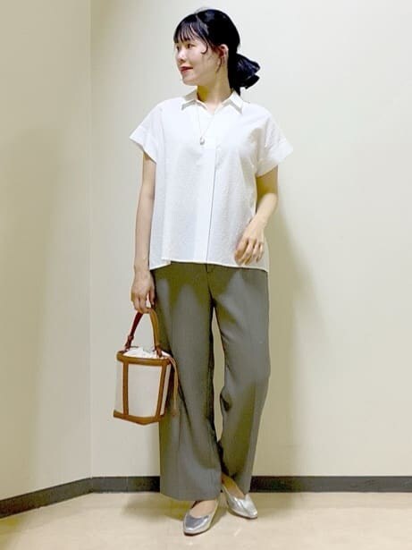 オレンジ系のカーディガン/ボレロ、ホワイト系のシャツ/ブラウス、ベージュ系のその他パンツを着用したレディースの春コーディネートの9枚目の写真