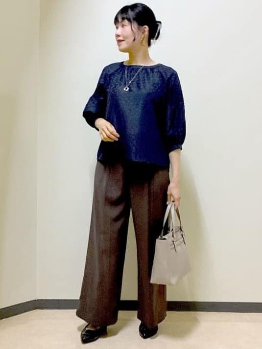 イエロー系のシャツ/ブラウス、ブラウン系のその他パンツ、ブラック系のトートバッグを着用したレディースの夏コーディネートの9枚目の写真