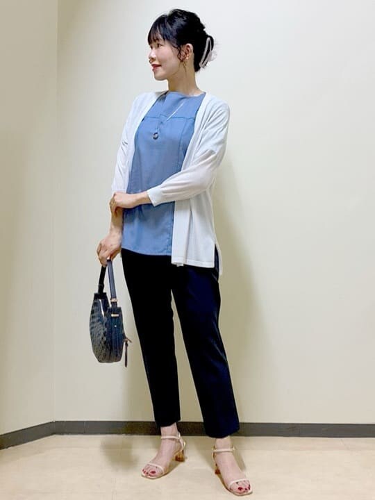 グレー系のカーディガン/ボレロ、ブルー系のシャツ/ブラウス、ブルー系のその他パンツを着用したレディースの夏コーディネートの5枚目の写真