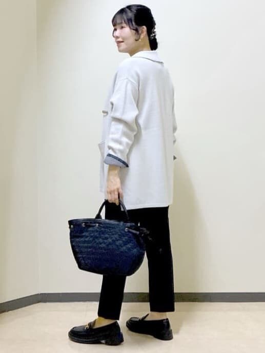 ブルー系のシャツ/ブラウス、グレー系のカーディガン/ボレロ、ブラック系のその他パンツを着用したレディースの冬コーディネートの10枚目の写真