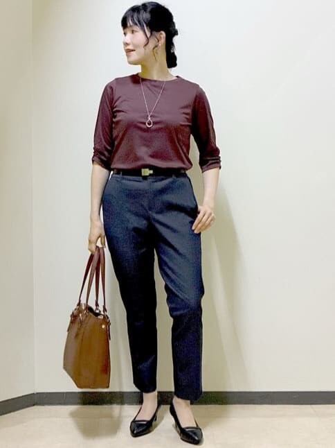 ブラウン系のTシャツ/カットソー、ブラウン系のテーラードジャケット、ブルー系のその他パンツを着用したレディースの秋コーディネートの6枚目の写真