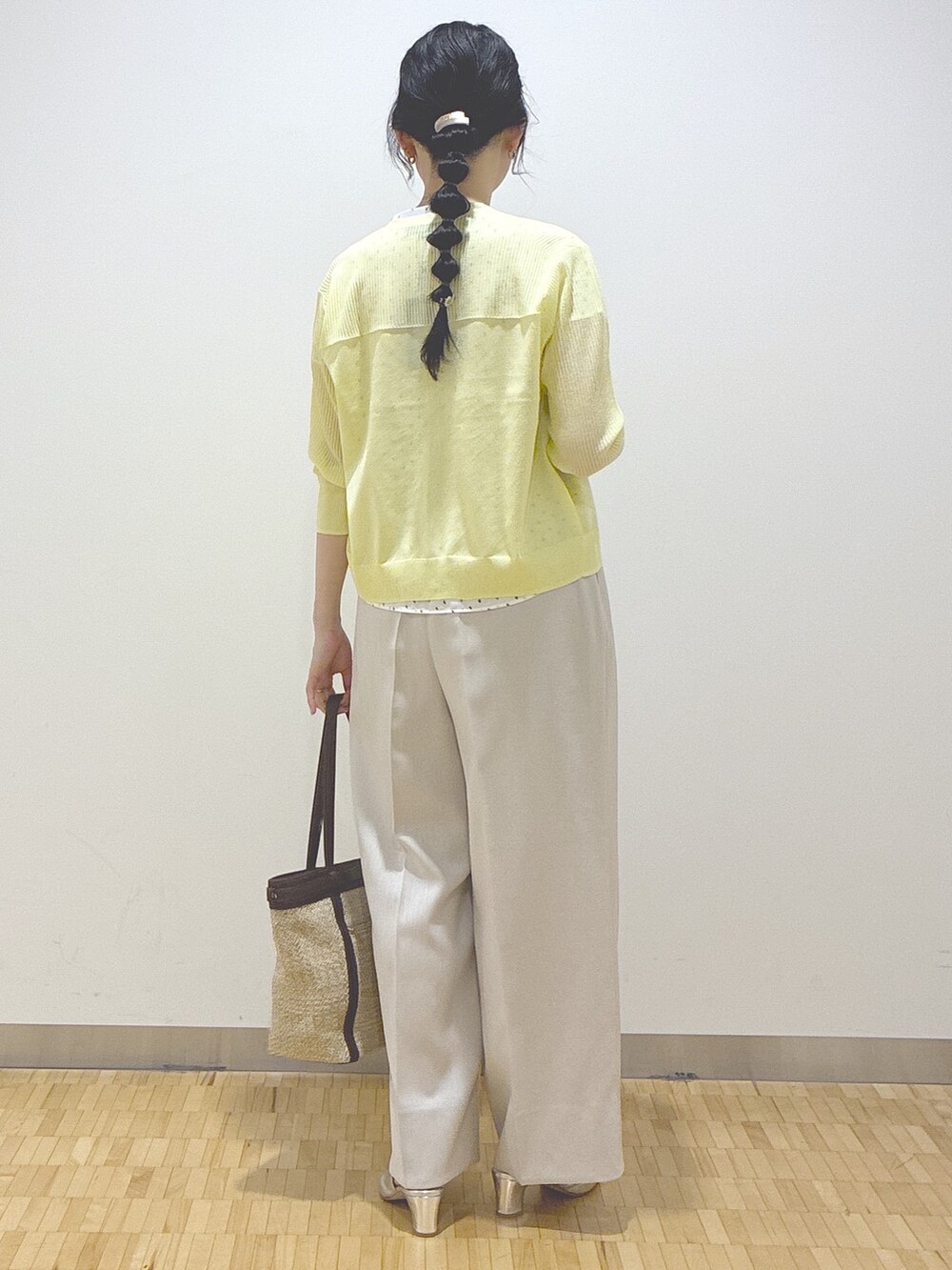 ブルー系のシャツ/ブラウス、ベージュ系のその他パンツ、イエロー系のトートバッグを着用したレディースの春コーディネートの3枚目の写真