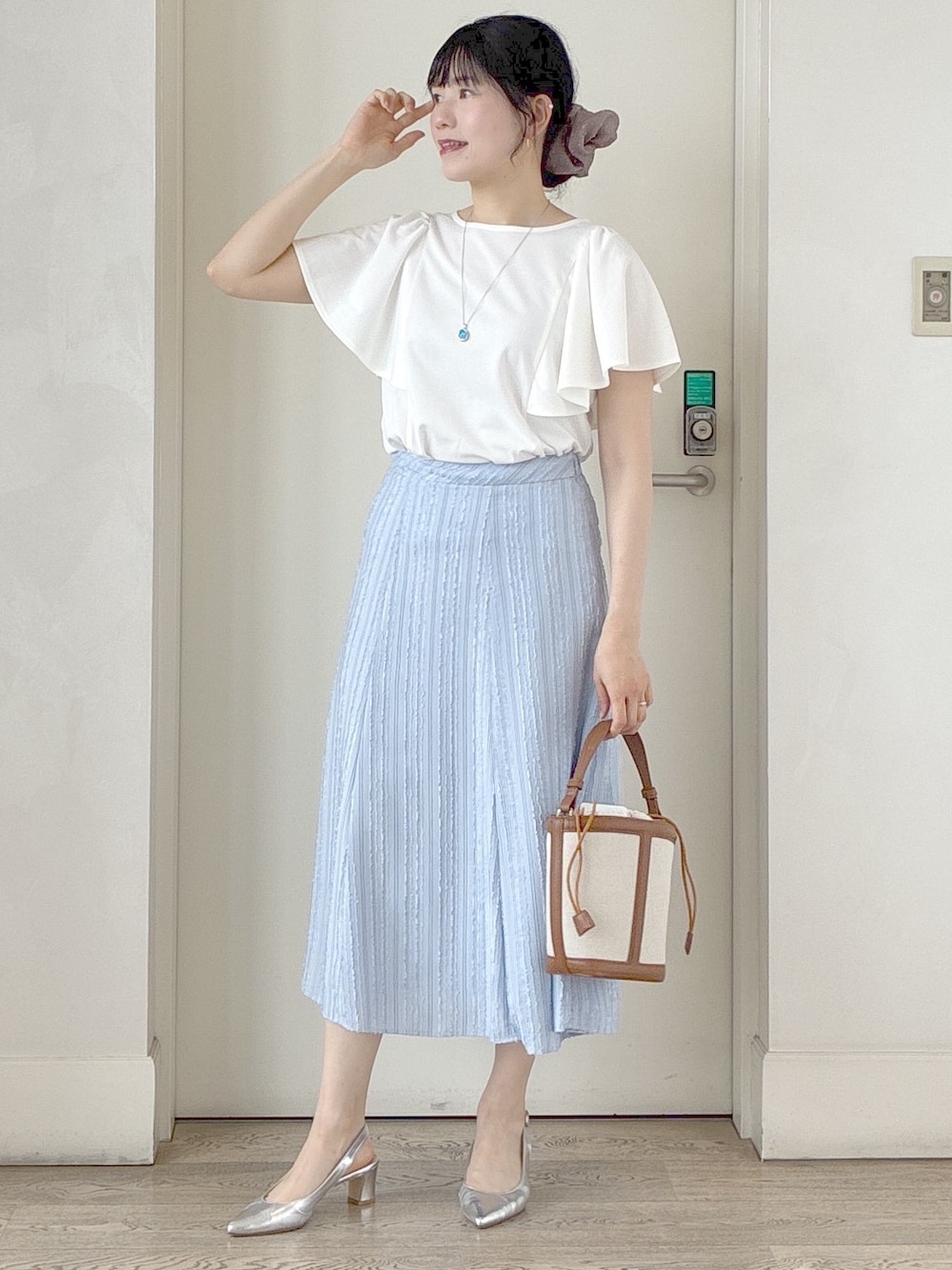 ホワイト系のTシャツ/カットソー、ブルー系のテーラードジャケット、ブルー系のスカートを着用したレディースの夏コーディネートの7枚目の写真