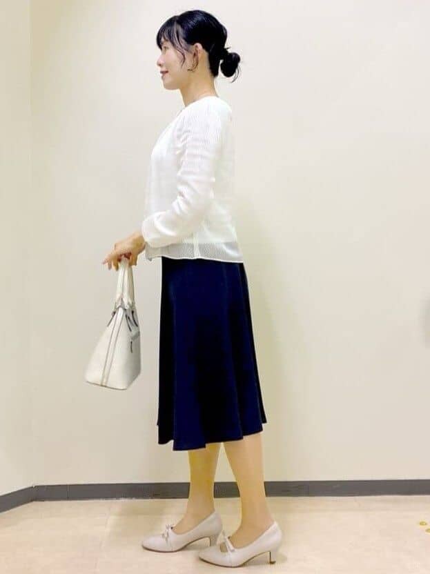 ホワイト系のシャツ/ブラウス、ブルー系のシャツ/ブラウス、ブルー系のスカートを着用したレディースの春コーディネートの2枚目の写真