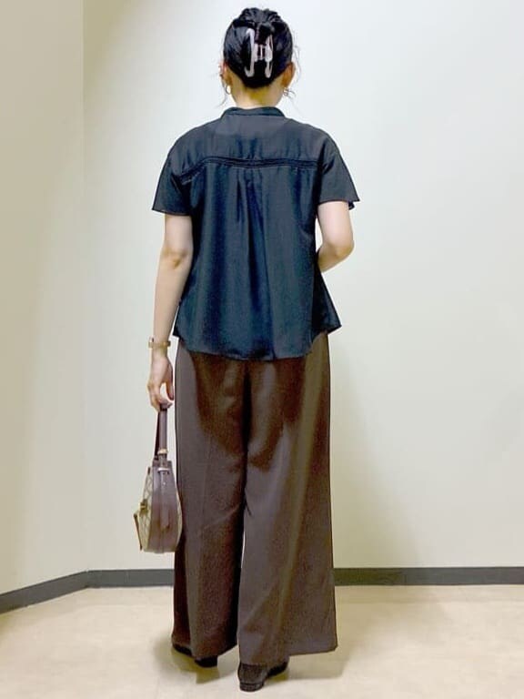 ブラック系のシャツ/ブラウス、ブルー系のシャツ/ブラウス、ブラック系のタンクトップを着用したレディースの秋コーディネートの3枚目の写真
