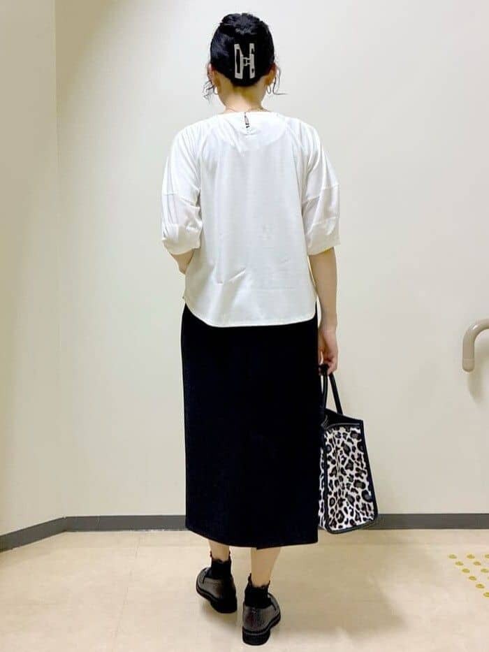 ホワイト系のTシャツ/カットソー、ブラック系のスカート、ブラウン系のスカートを着用したレディースの夏コーディネートの2枚目の写真