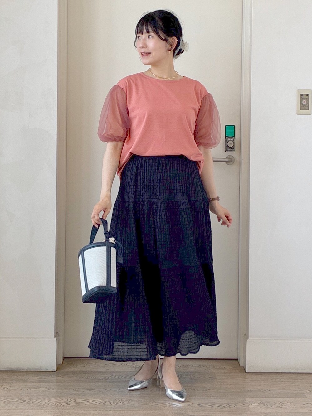 ピンク系のTシャツ/カットソー、ブルー系のスカート、ブルー系のショルダーバッグを着用したレディースの夏コーディネートの8枚目の写真