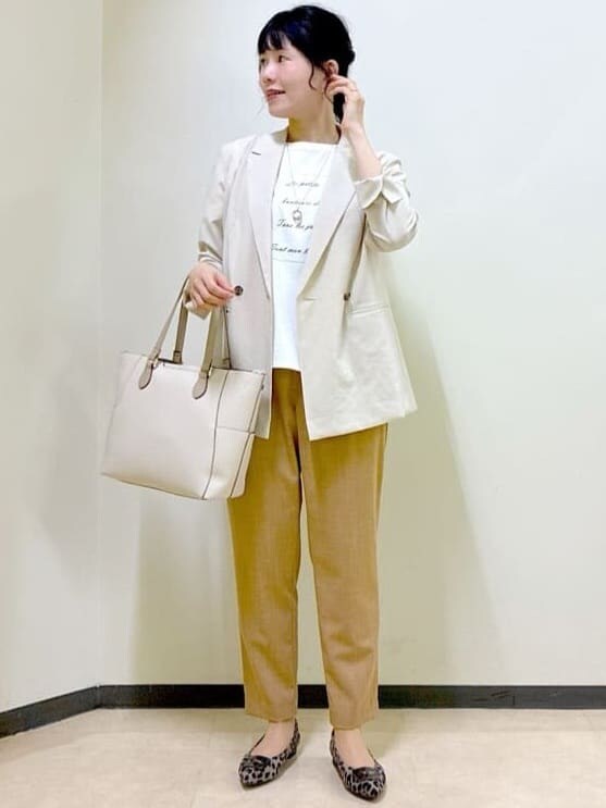 ベージュ系のテーラードジャケット、ホワイト系のTシャツ/カットソー、イエロー系のその他パンツを着用したレディースの秋コーディネートの6枚目の写真