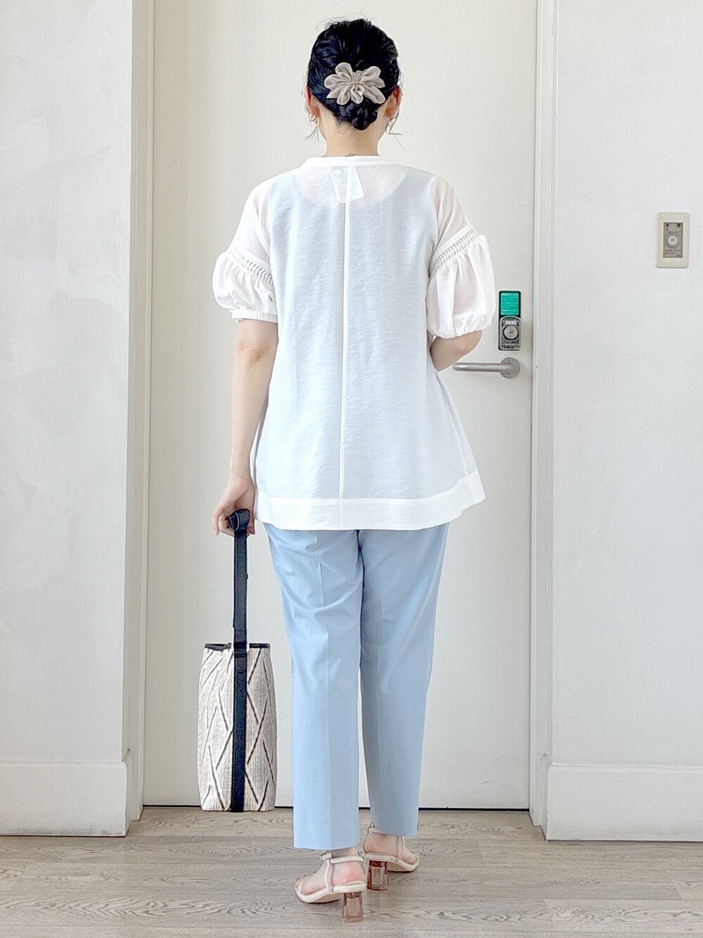 ホワイト系のシャツ/ブラウス、ブラック系のタンクトップ、ブルー系のその他パンツを着用したレディースの夏コーディネートの3枚目の写真