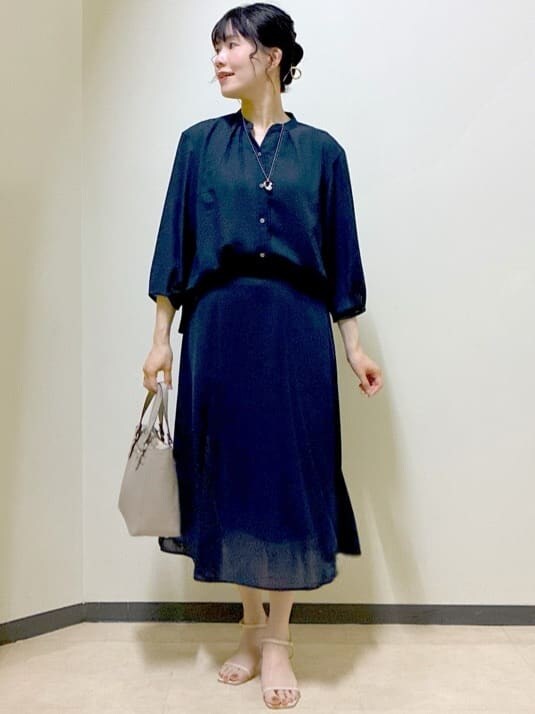ブルー系のシャツ/ブラウス、ブルー系のスカート、ベージュ系のニット/セーターを着用したレディースの夏コーディネートの5枚目の写真