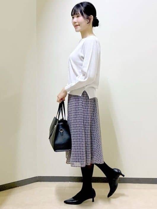 グレー系のカーディガン/ボレロ、グレー系のニット/セーター、ブルー系のスカートを着用したレディースの冬コーディネートの4枚目の写真