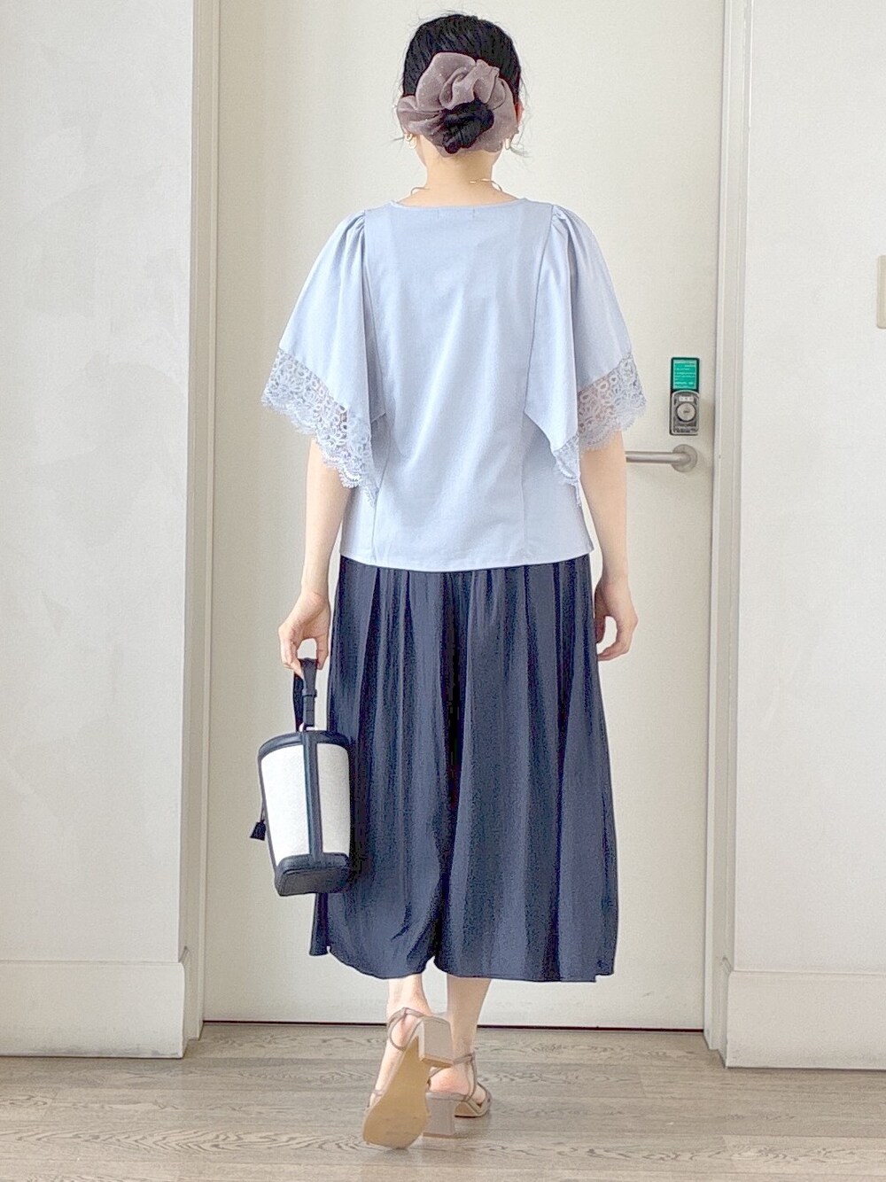 ブルー系のTシャツ/カットソー、ブルー系のブルゾン、ブルー系のその他パンツを着用したレディースの夏コーディネートの3枚目の写真